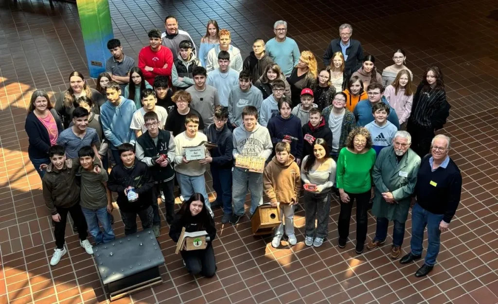 Gruppenfoto aus der Vogelperspektive von mehreren Schülern in einer Schule